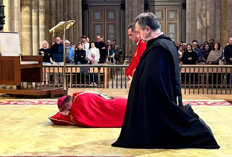 El arzobispo de Santiago afirma en Viernes Santo que la cruz es signo ...
